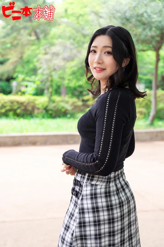 鞠るり、艶やかハイビジョン！特典画像も…バック＆口内奉仕で魅せる美しさ 鞠るり