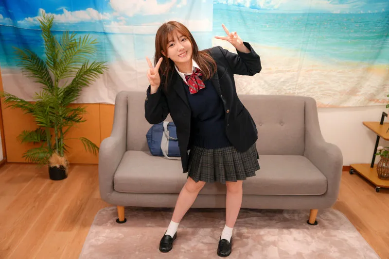 小鈴みかん、制服姿で魅せる！豊満な果実と最奥愛の泉 小鈴みかん