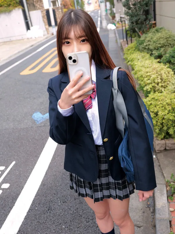 大原ひなた、制服姿で魅せる！スレンダーボディと豊満な果実の4K美貌 大原ひなた