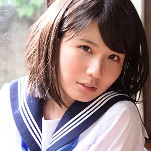 栗衣みい、息をのむ美少女が魅せる極上の口内奉仕 栗衣みい