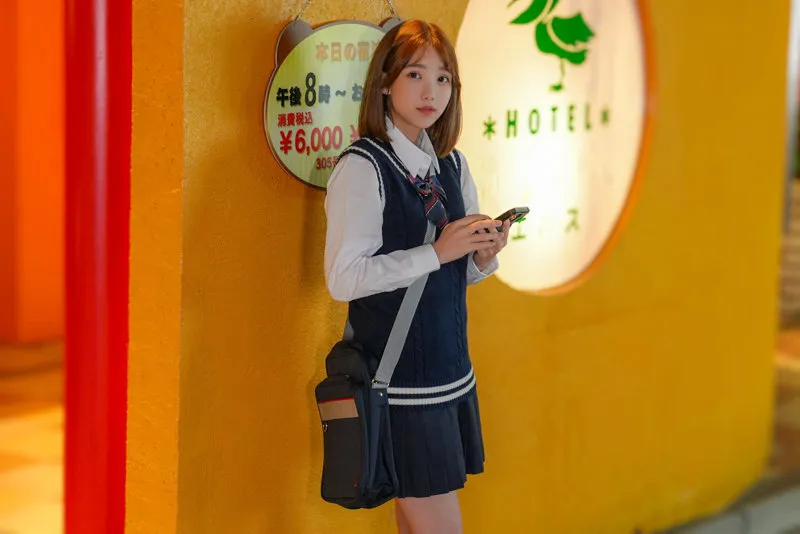 【湊波流（天宮那月）】湊波流、制服姿が美しい！AI生成による青春美少女の輝き 湊波流（天宮那月）