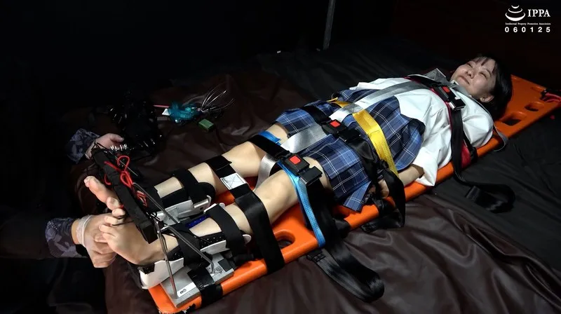 加護まり、足裏くすぐりで解放感！お揃い衣装の可愛い足枷プレイ 加護まり