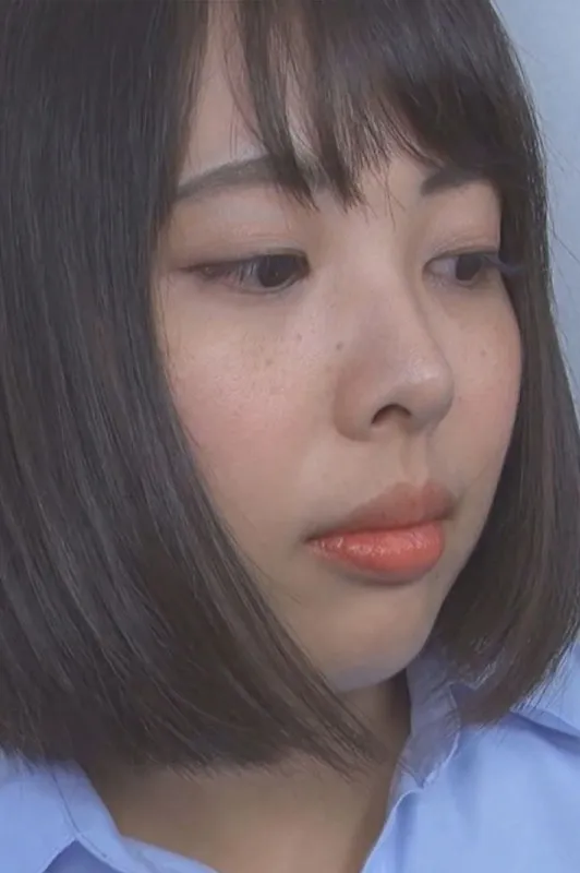 大人の女性、恥じらいの指先愛撫に抗えず…我慢の限界、個室での解放！