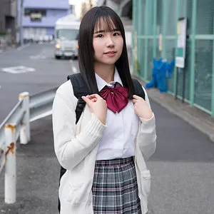 森咲はるの、制服姿で魅せる青春！小柄な美少女のプライベートな一面 森咲はるの