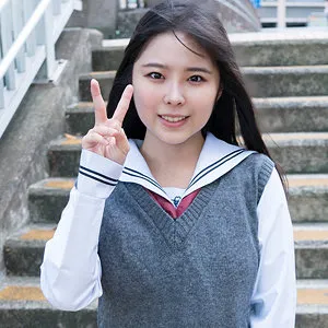 小柄な美少女・まなみ静奈、青春衣装とプライベートな魅力に迫るハイビジョン撮影 まなみ静奈