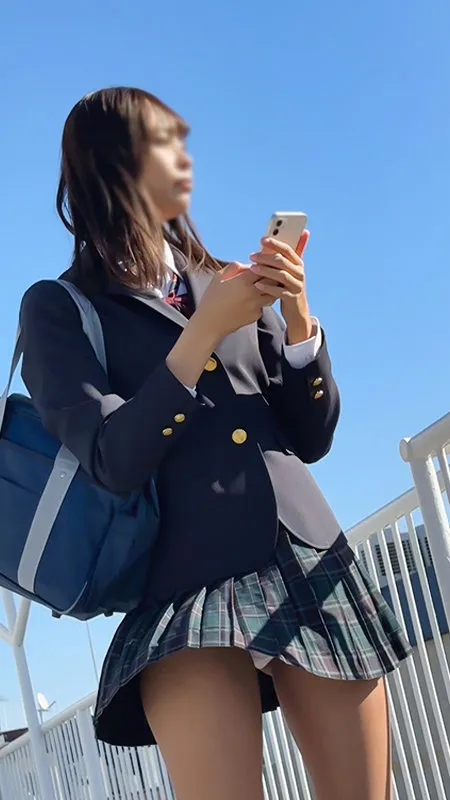 那津乃ちなみ、青春制服に隠された4K秘密…パンチラも？ 那津乃ちなみ