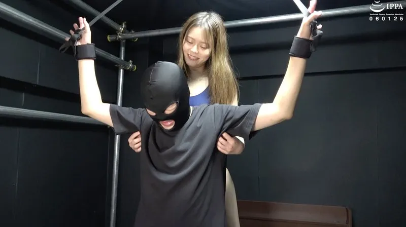 「【F/M】膝立ち拘束のドM男子を後ろから脇くすぐり攻めプレイ！」ADOA-082 彩川ゆめ 彩川ゆめ