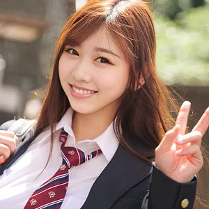 綾瀬こころ、最奥愛の独占配信！制服姿で豊満な果実を披露 綾瀬こころ