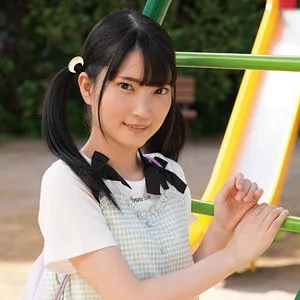 伊織ひなの、最奥までいっぱいに…！ツルツル美少女の慎ましい果実 伊織ひなの