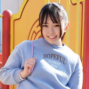 月本海咲、ミニ系美少女が魅せる最奥愛。ツルツル肌に放聖水アクシデント！？ 月本海咲