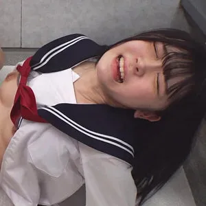 皆瀬あかり、制服姿で魅せる！好色な美少女のツルツル美肌 皆瀬あかり