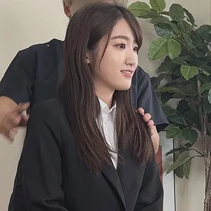 斉藤月乃、4Kで極上のエステ体験！豊満な美乳と指マンで癒しを。 斉藤月乃