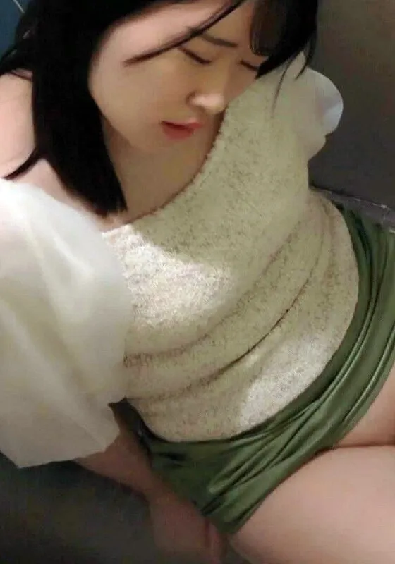 女性トイレに突っ伏していた色白ギャル系女性に忍び寄る魔の手！隠し撮りされた行為！